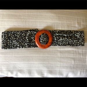 Fabric belt, with wooden detail.